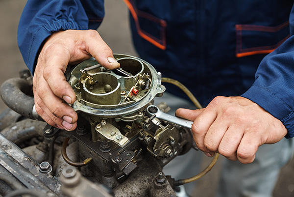 What’s the Difference Between Carburetor and Fuel Injection Service?